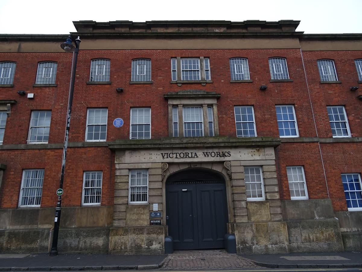 Blue plaque reading “Joseph Gillott 1799–1873, steel pen manufacturer, had his premises here”.