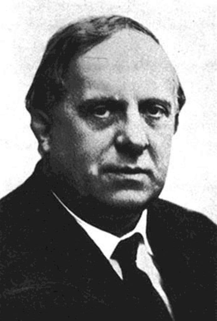 Black-and-white head-and-shoulders photograph of Frederick Lanchester.