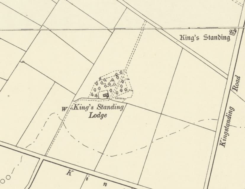 Ordnance Survey map of 1901 showing King’s Standing Lodge as a small building at the edge of a tree plantation, with a well to the west and the King’s Standing mound to the north-east