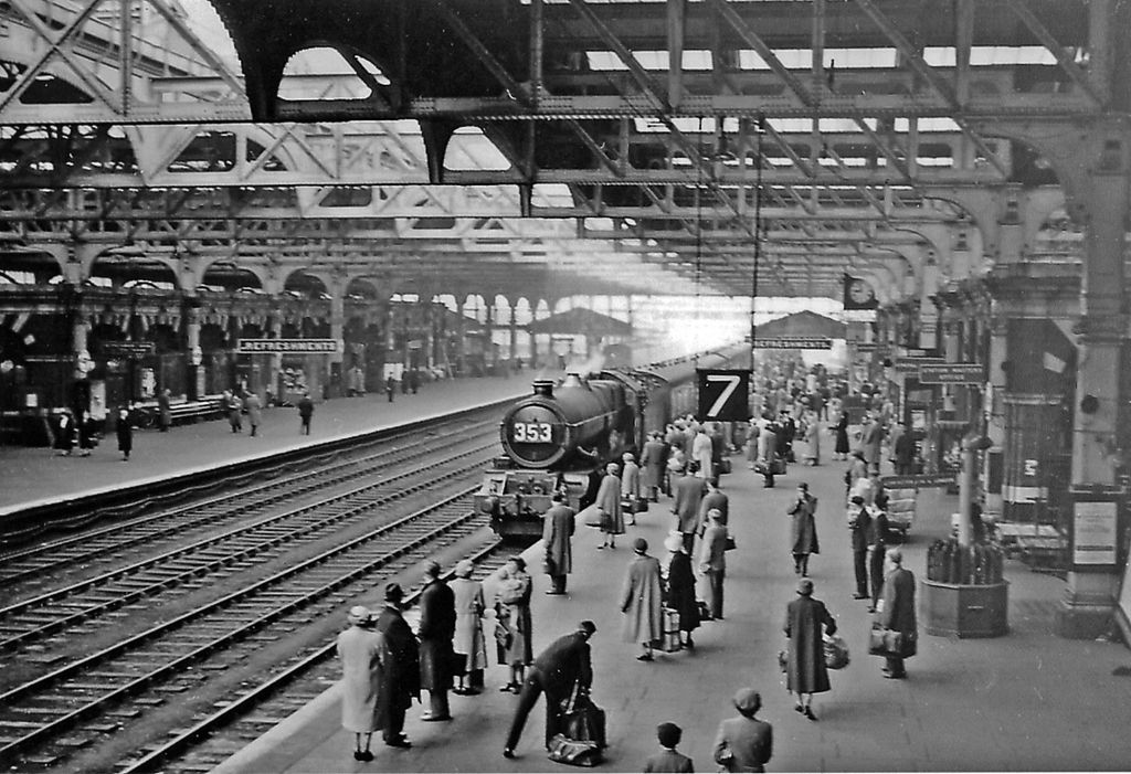 Snow Hill station in 1957, in its Great Western days.