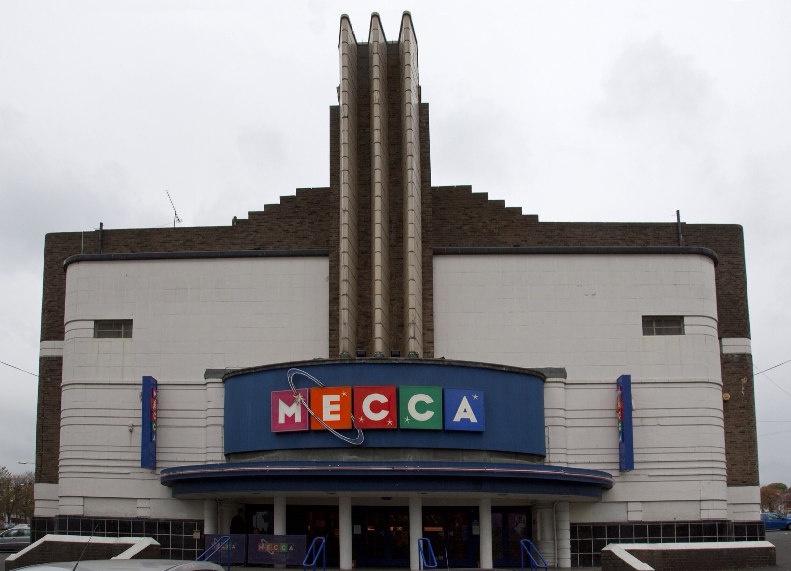 The Odeon’s three-fin tower and curved returns